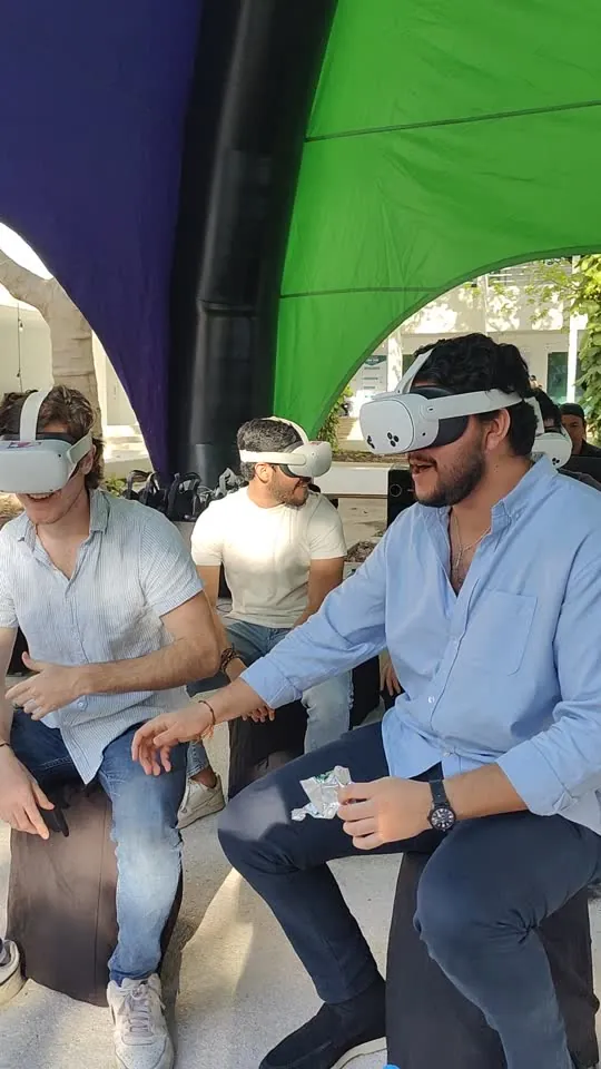 Equipo de Hypnogic revisando el espacio del evento